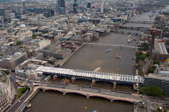 В Лондоне полным ходом идет строительство «солнечного моста»